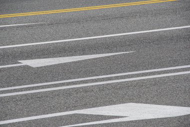 Sürücüler için işaretli gri asfalt yol, arabayla seyahat