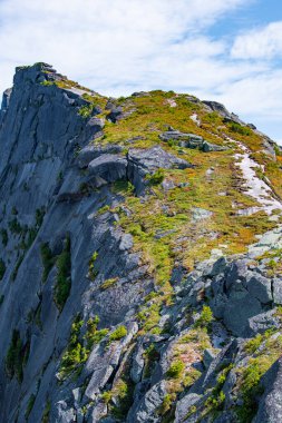 Dağ sırtında dağ yürüyüşü ve dağcılık başarıya giden yolu ve hedeflere ulaşmada azmi simgeler.