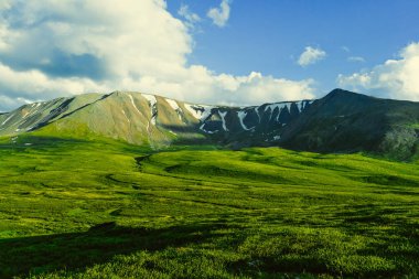 Mavi gökyüzünün altındaki dağ vadisi Ufukta kaya sırtı