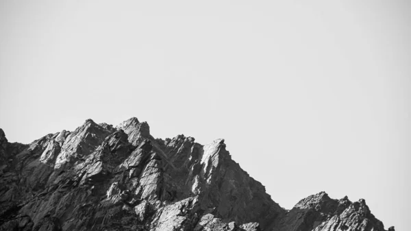 地平线上岩石分布图 山区旅行用 — 图库照片