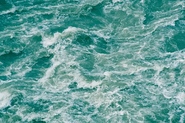 流れの速い川や海の嵐波海の波 — ストック写真