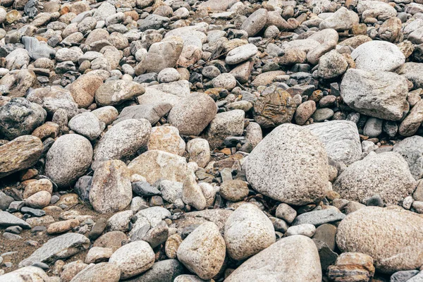 Runda Stenar Och Småsten Flodstranden — Stockfoto