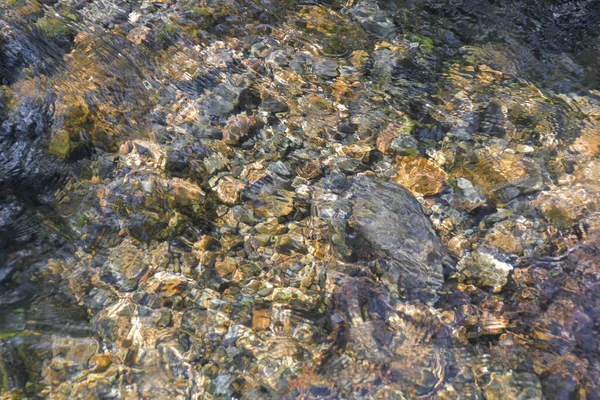 Rocas Guijarros Fondo Del Lecho Del Río Través Del Agua — Foto de Stock