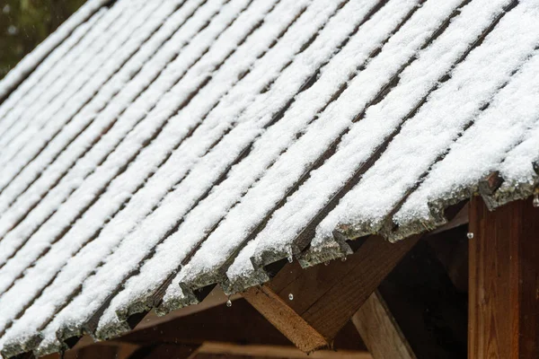 木头房子上的雪 屋顶上的雪 雪和融化的冰 — 图库照片