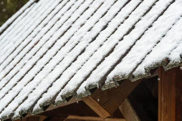 Nieve Casa Madera Hielo Techo Debido Las Nevadas Derretimiento Del — Foto de Stock