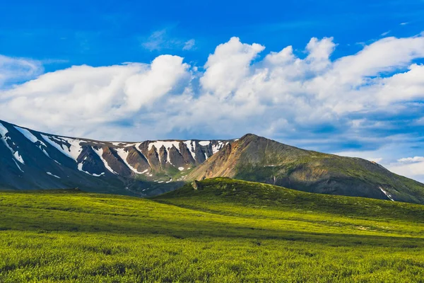 Bergtal Unter Blauem Himmel Für Trekking Und Abenteuer Felskamm Horizont — Stockfoto