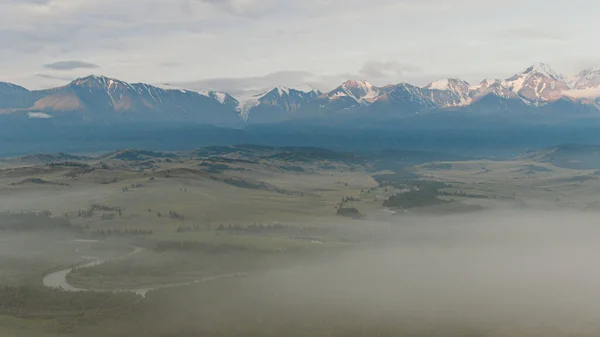 Туманний Ранок Гірській Долині Скелястий Хребет Горизонті Хмарах Тумані — стокове фото