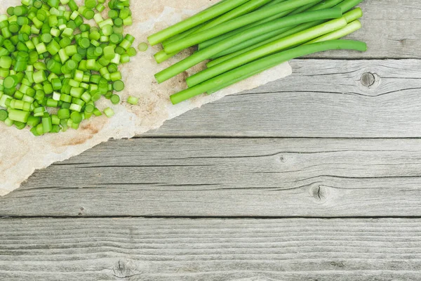 Knoblauchhalme Für Vegetarischen Salat Auf Holztisch Landwirtschaftliche Produkte Für Gesunde — Stockfoto