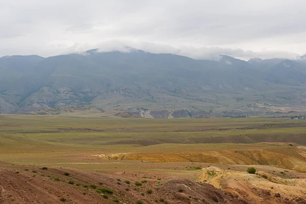 Gelbe Hügel Und Schluchten Der Steppe Trockene Landschaft Unter Wolken — Stockfoto