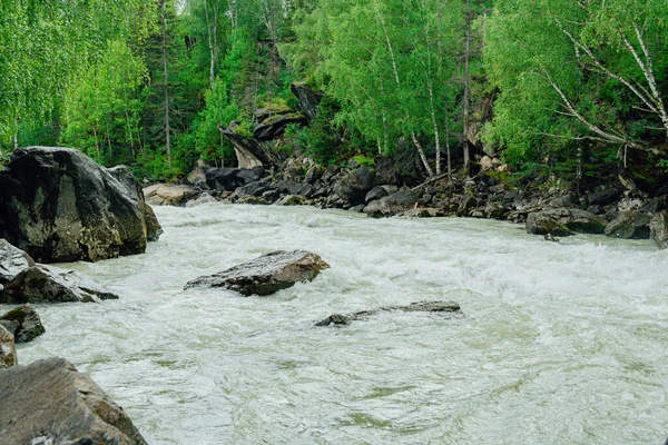 Turbulente Strömung Des Gebirgsflusses Starker Trüber Wasserfluss Nach Überschwemmungen Und — Stockfoto