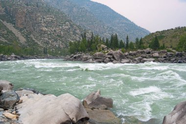 Güçlü akıntısı olan engebeli dağ nehri