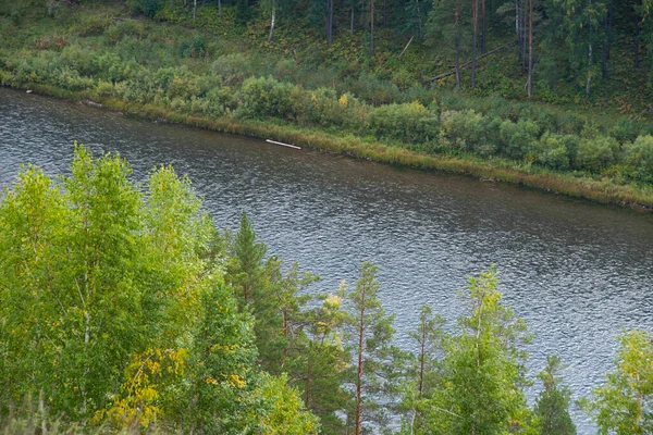 Large Rivière Jour Été Parmi Les Forêts Les Collines — Photo