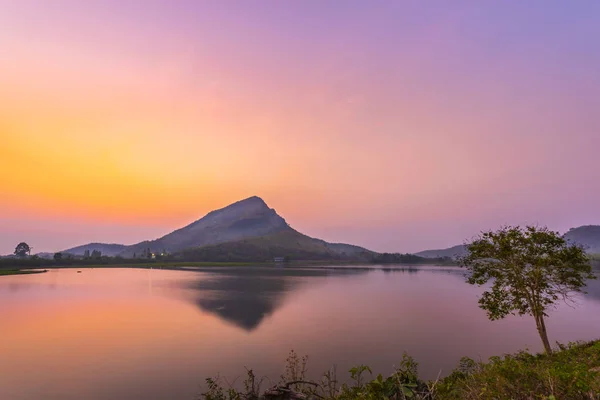 Góry Odbijające Wodę Przed Wschodem Słońca Zbiornik Lam Isu Kanchanaburi — Zdjęcie stockowe