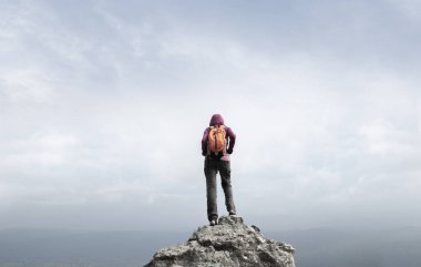 Uçurumda duran bir kadın gezgin (Phu Kradueng) Tayland