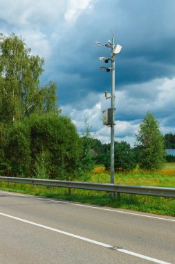 Yol kenarındaki güvenlik kamerası