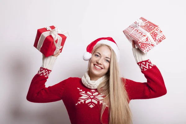 Sonriente Rubia Milenaria Dama Con Sombrero Santa Suéter Punto Sostiene —  Fotos de Stock