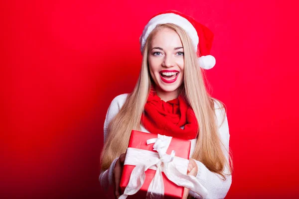 Entusiasta Joven Rubia Con Sombrero Santa Claus Regalo Navidad Rojo —  Fotos de Stock