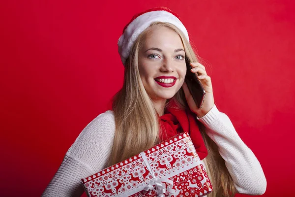 Linda Rubia Con Regalo Navidad Sombrero Santa Toma Una Llamada —  Fotos de Stock