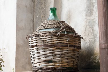 Duvara yaslanmış rustik evde boş damacana