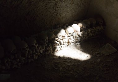 Kafatası ve kemikler antik mezarda, Naples