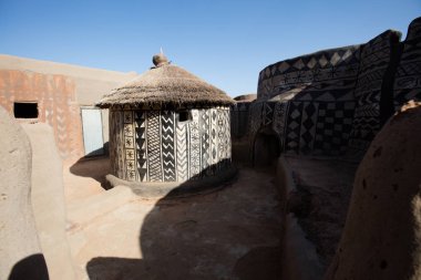 Tiebele, Kraliyet Mahkemesi tarafından yapılan kassena evler, Burkina Faso boyalı.