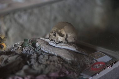 Kafatası ve kemikler antik mezarda, Naples