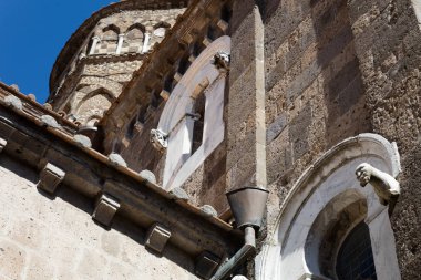 Caserta Vecchia antik ortaçağ sokaklarında. İtalya