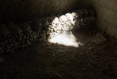 Kafatası ve kemikler antik mezarda, Naples