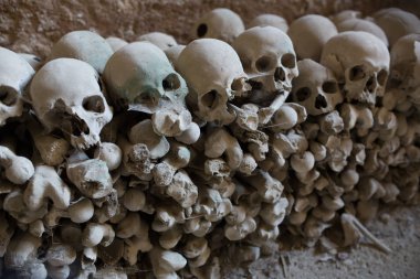 Kafatası ve kemikler antik mezarda, Naples