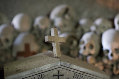 Kafatası ve kemikler antik mezarda, Naples