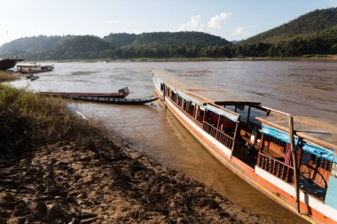 Laos Mekomg Nehri üzerinde renkli tekne