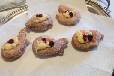Graffa, neapoitan patates, krem ve reçel ile yapılmış çörek kızarmış.