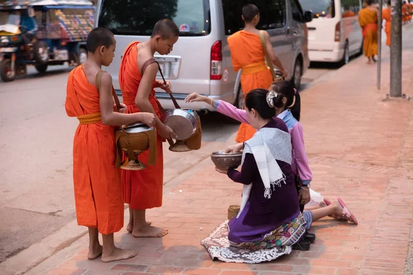 Alimentar Monges Ritual Chama Tak Bat Luang Prabang Laos — Fotografia de Stock