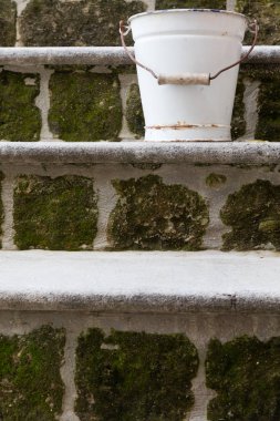 arka plan olarak eski yazlık beyaz kova