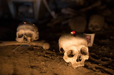 Kafatası ve kemikler antik mezarda, Naples