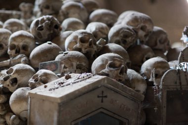 Kafatası ve kemikler antik mezarda, Naples