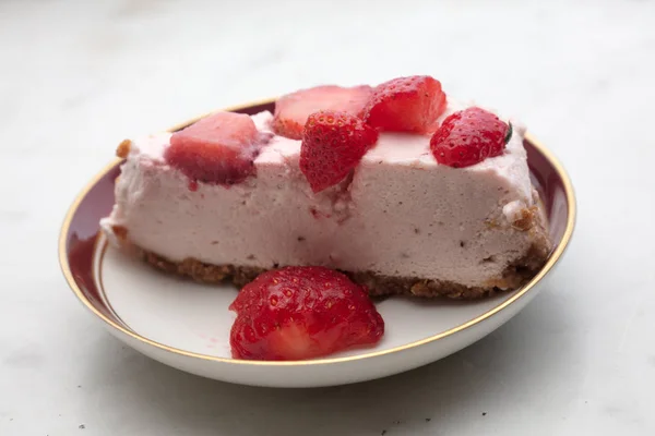 Φέτα Cheesecake Φράουλα Άσπρο Φόντο Επιλεκτική Εστίαση — Φωτογραφία Αρχείου