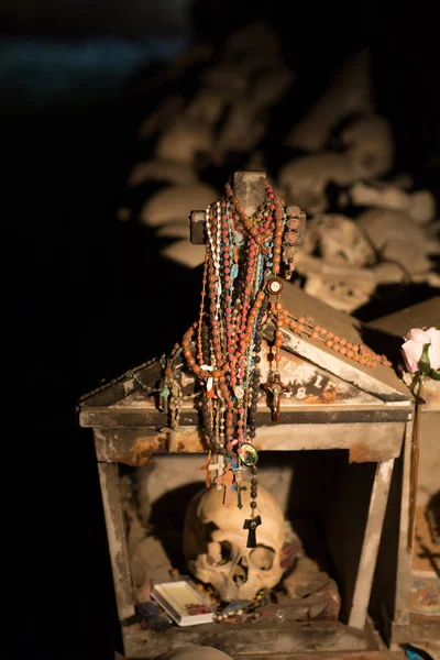 Κρανίο Και Οστά Στην Αρχαία Οστεοφυλάκιο Νάπολη — Φωτογραφία Αρχείου