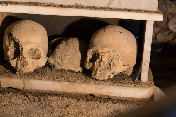 Kafatası Kemikler Antik Mezarda Naples — Stok fotoğraf