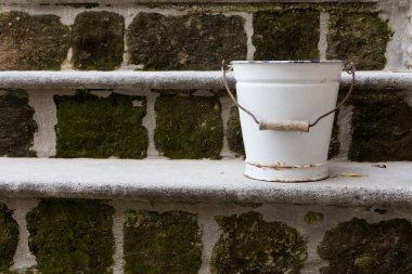 arka plan olarak eski yazlık beyaz kova