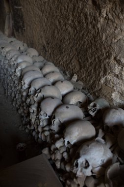 Kafatası ve kemikler antik mezarda, Naples