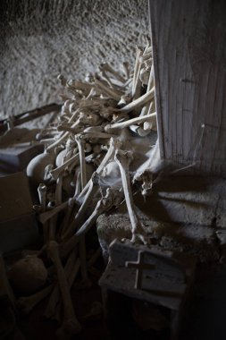 Kafatası ve kemikler antik mezarda, Naples