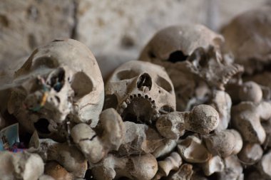 Kafatası ve kemikler antik mezarda, Naples