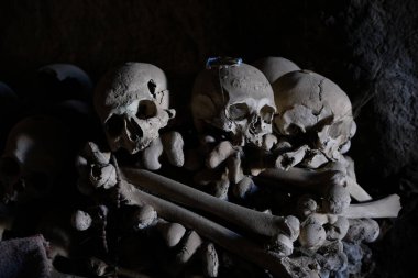 Kafatası ve kemikler antik mezarda, Naples