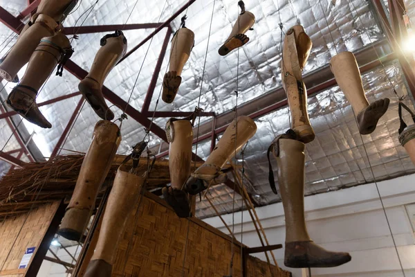 Pam kurbanı Lao ziyaretçi merkezinde maruz Luang Prabang, Laos, Kasım 2016.Limb prosthetes