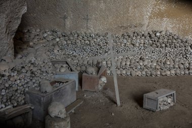Kafatası ve kemikler antik mezarda, Naples