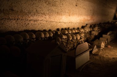 Kafatası ve kemikler antik mezarda, Naples