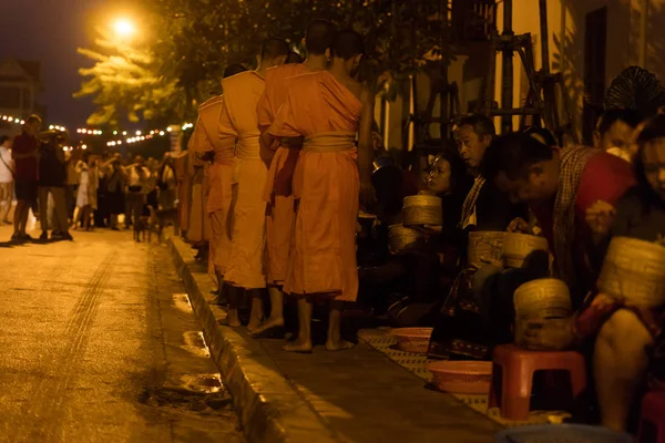 Alimentar Monges Ritual Chama Tak Bat Luang Prabang Laos — Fotografia de Stock