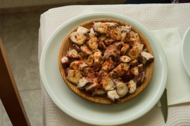 Ahtapot gallega stil, Galiçya bölgesinde tipik geleneksel İspanyolca çanağı