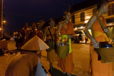 Rahipler besleme. Ritüel denir Tak yarasa, Luang Prabang, Laos.